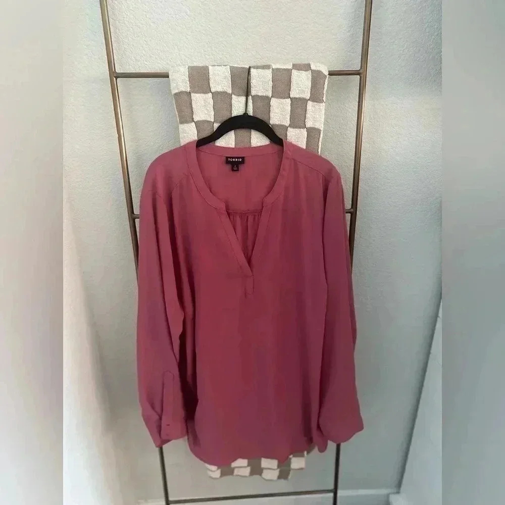 TORRID PINK BLOUSE SIZE 2‎